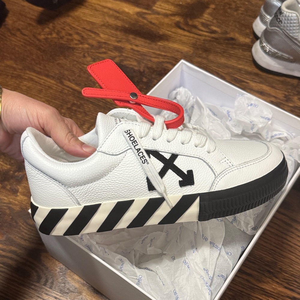 Off-White Virgil Abloh Womens White and Black Arrow Sneakers